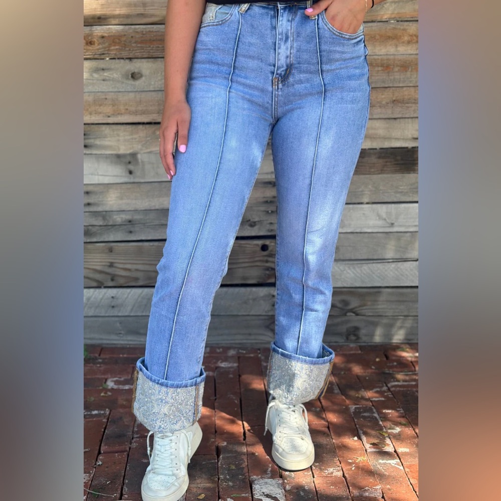 Kreek Embroidered Cuffed Jeans 👖